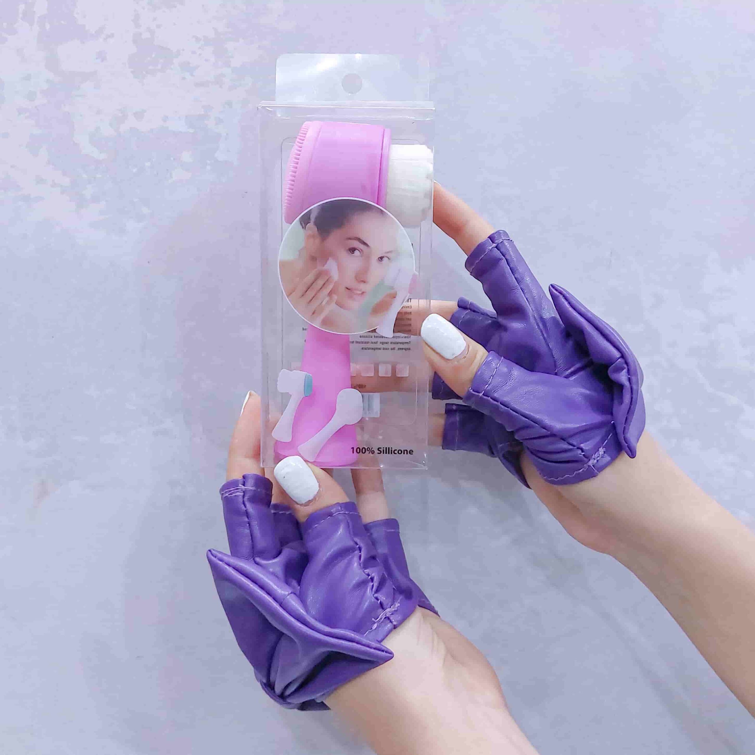 Face brush with handle 1